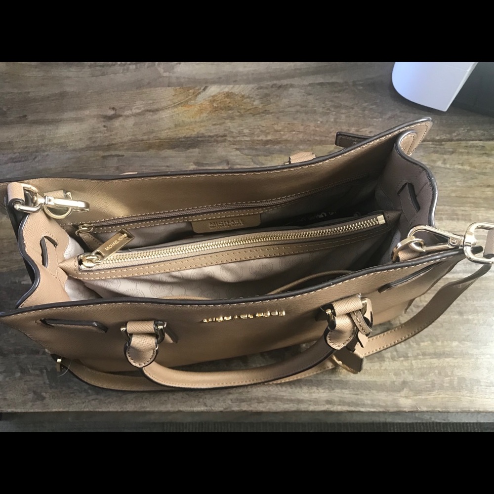 βοΈ Authentic Michael Kors Purse π - Picture 3 of 4